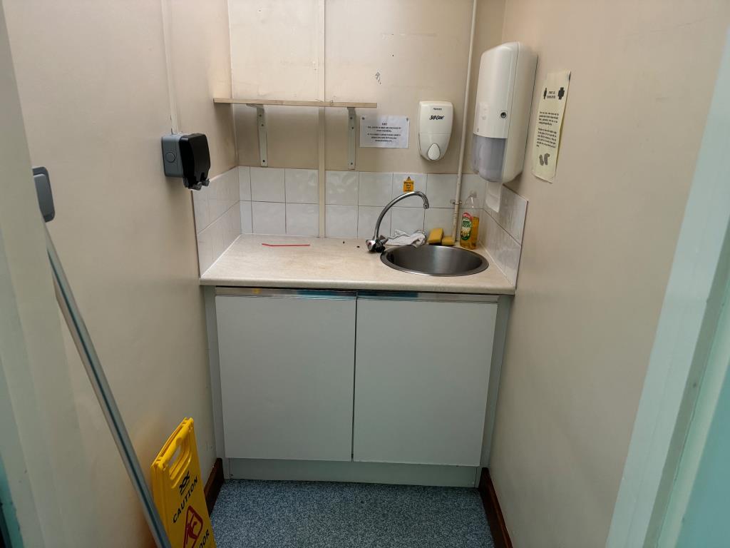 Lot: 80 - FREEHOLD PREMISES - tea station -kitchen